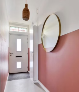 Moderne kleurrijke hal met taupe gietvloer