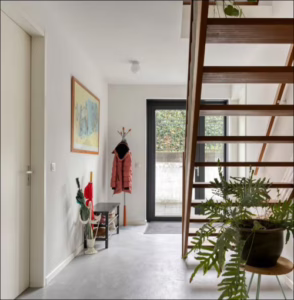 Modern woonhuis met levendige grijze gietvloer