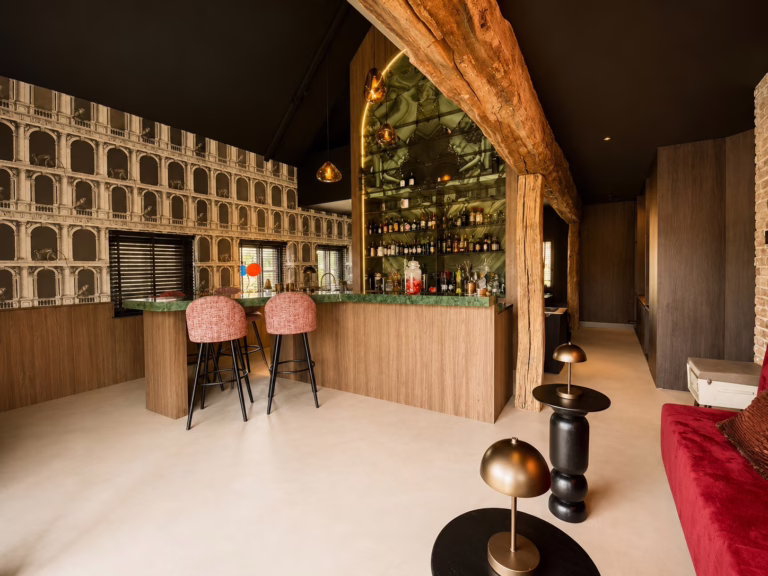 Warme Minimal Sand gietvloer Best in kleur Erta Clay — totaalbeeld van de moderne bar op landgoed De Vleut.