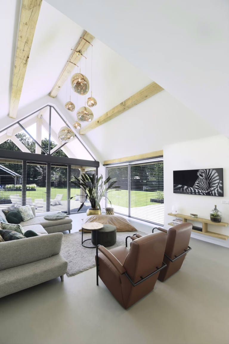 Design Woonbeton in Schijf met leren fauteuils en Tom Dixon-style hanglampen