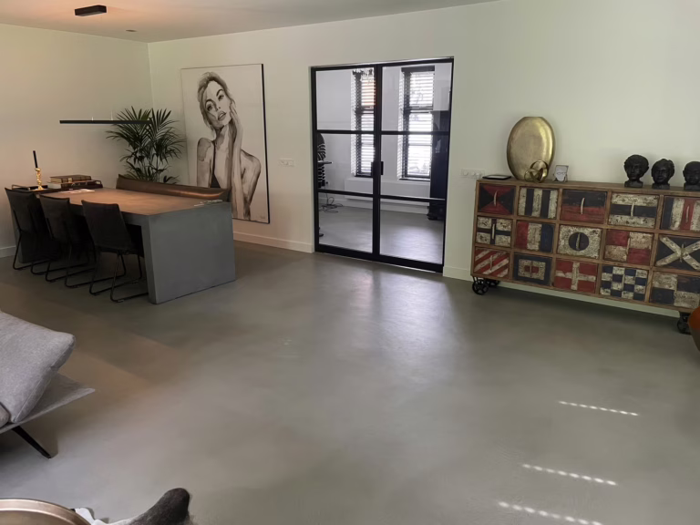 Design Woonbeton in Sint-Michielsgestel bij eettafel en industriële kastenwand met dressoir