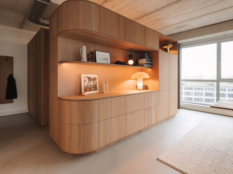 Lavasteen gietvloer Eindhoven — woonkamer met loungebank en loggia, 10e verdieping Strijp S.