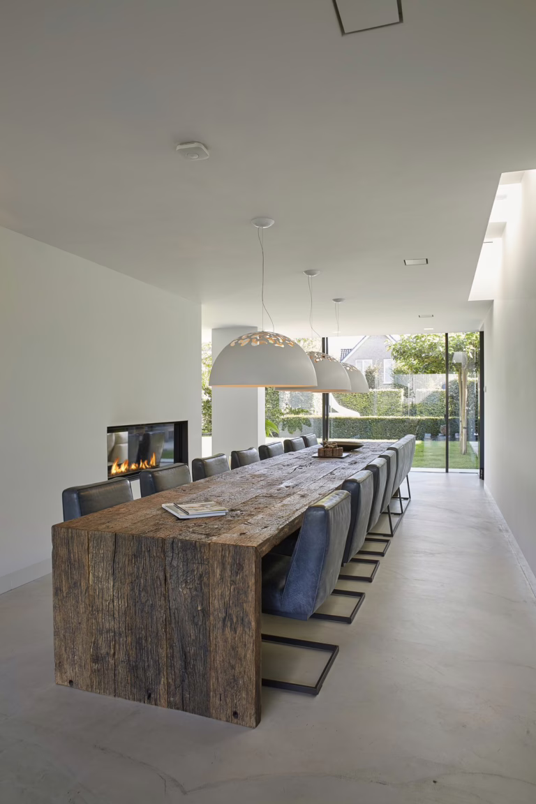 Design Woonbeton in Breda in de eetkamer met robuuste houten tafel