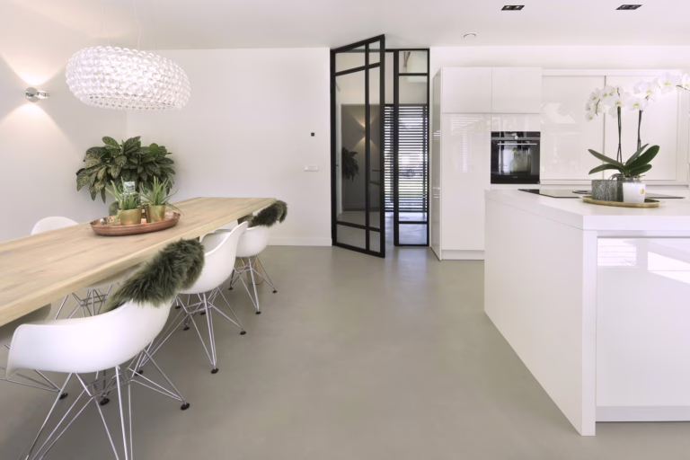 Design Woonbeton in Schijf tussen eetkamer en witte hoogglans keuken