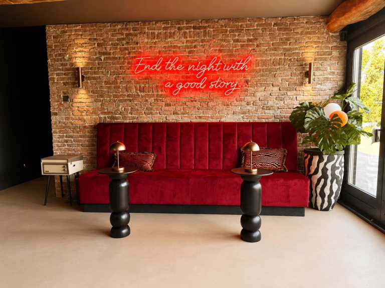 Minimal Sand gietvloer Best — sfeervolle bar in de boerderij met neon 'End the night with a good story'.