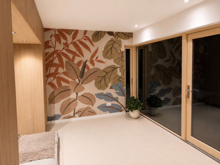 Minimal Sand gietvloer Eindhoven in de hal met botanisch bladeren-behang als sfeervol middelpunt.
