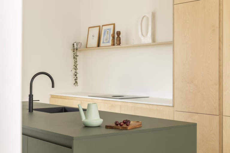 Pure Base woonbeton Eindhoven — kookdeel met open plank en Scandinavische styling op een rustige, egale ondergrond.