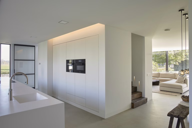Design Woonbeton in Breda tussen keuken en woonkamer, met houten trap