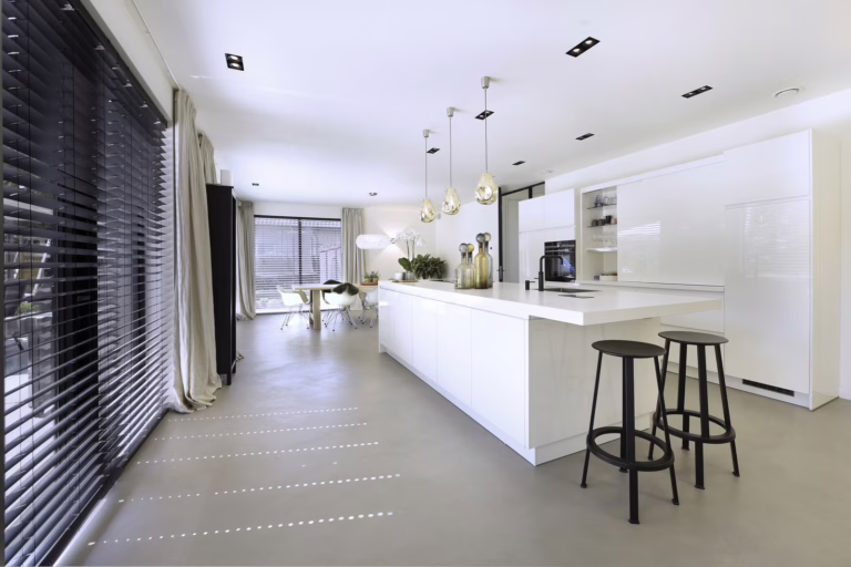 Naadloze design woonbeton Schijf bij het witte L-vormige keukeneiland