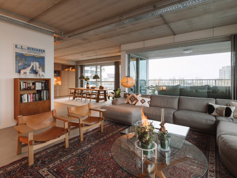 Lavasteen gietvloer Eindhoven — eiken maatwerk-kastenwand door Vos Interieur.