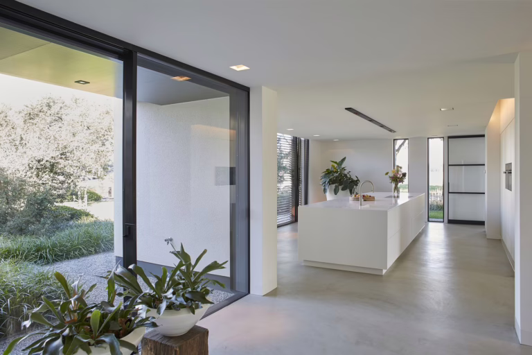 Design Woonbeton in Breda tussen entree en witte keuken