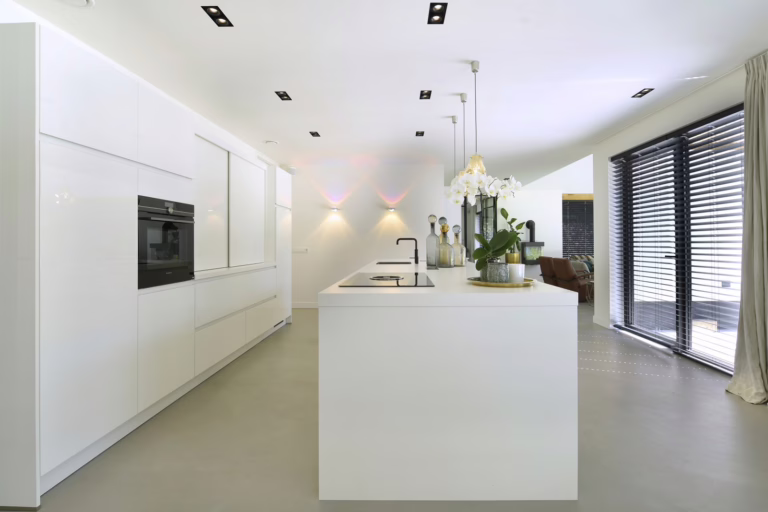 Overgang keuken naar woonkamer met design woonbeton in Schijf