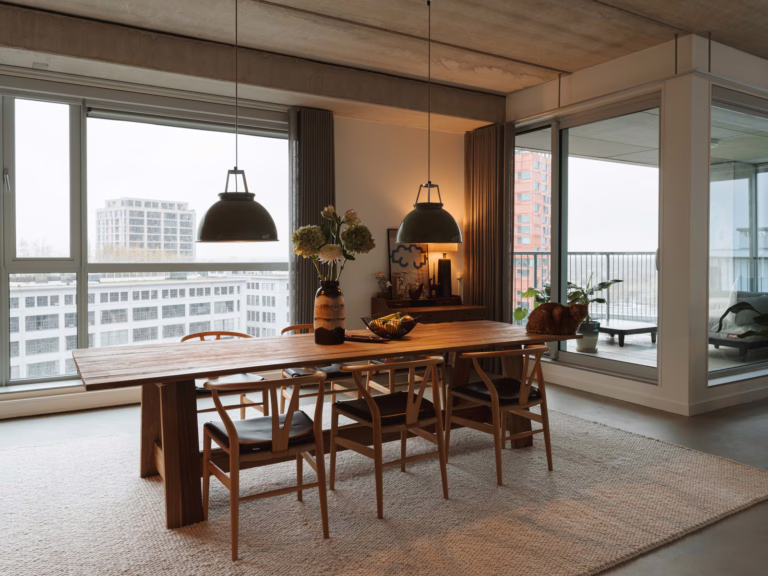Lavasteen gietvloer Eindhoven — woonkamer met panoramaraam en industriële details.
