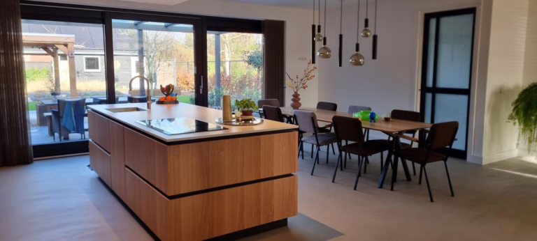 Lavasteen gietvloer Valkenswaard — keuken en eettafel met tuinzicht