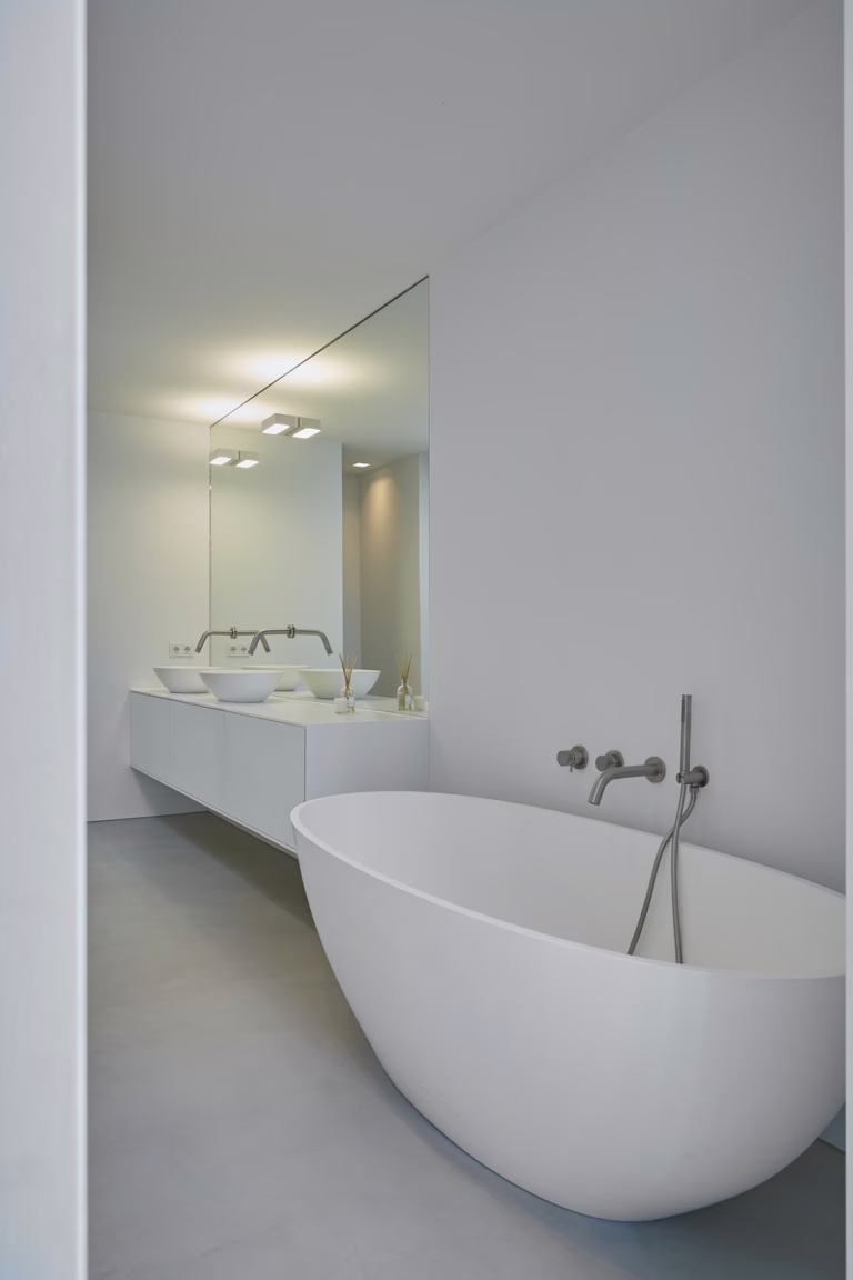 Master badkamer met design woonbeton in Breda in Silk Grey