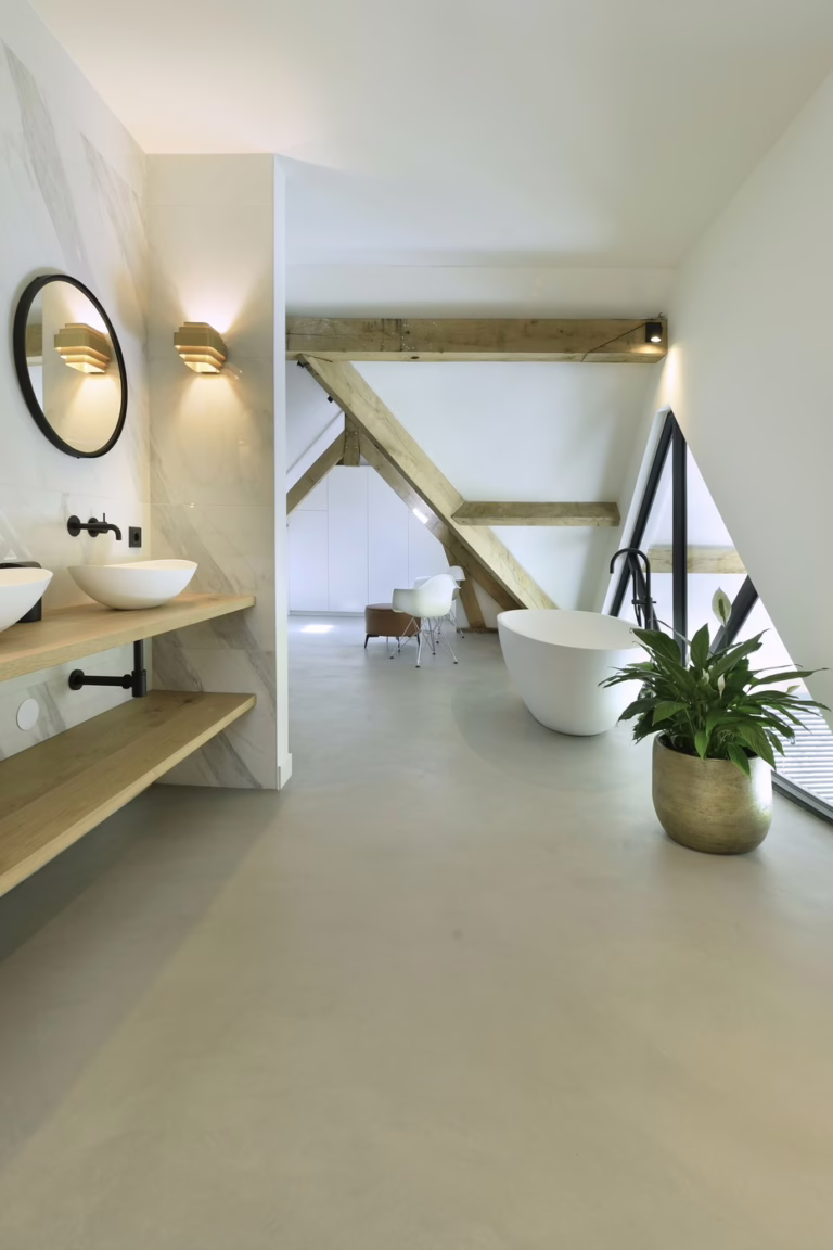 Master badkamer met design woonbeton in Schijf en marmeren wand