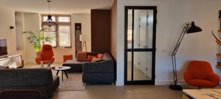Warme lavasteen gietvloer Valkenswaard — overzicht van eettafel en zithoek in kleur Sira.