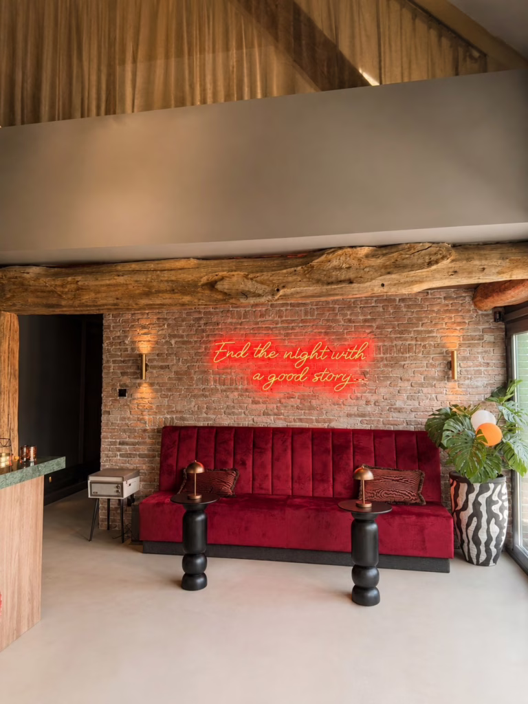 Minimal Sand gietvloer Best — bar met groen marmer en oude houten draagbalk op landgoed De Vleut.