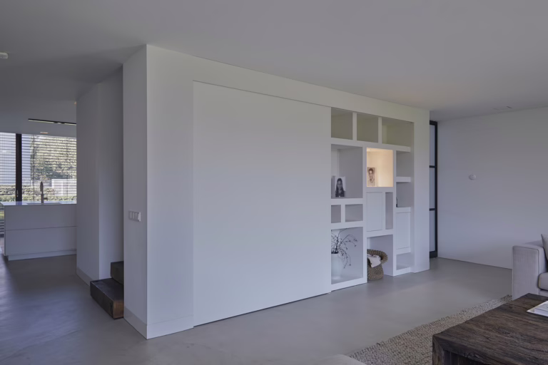 Design Woonbeton in Breda bij witte kastenwand met nissen