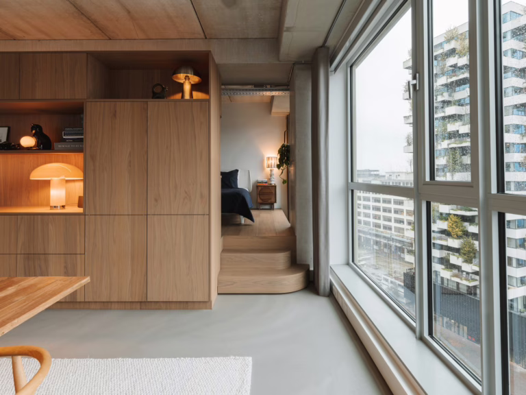 Lavasteen gietvloer Eindhoven — woonkamer met industrieel plafond, kabelgoten en beton.