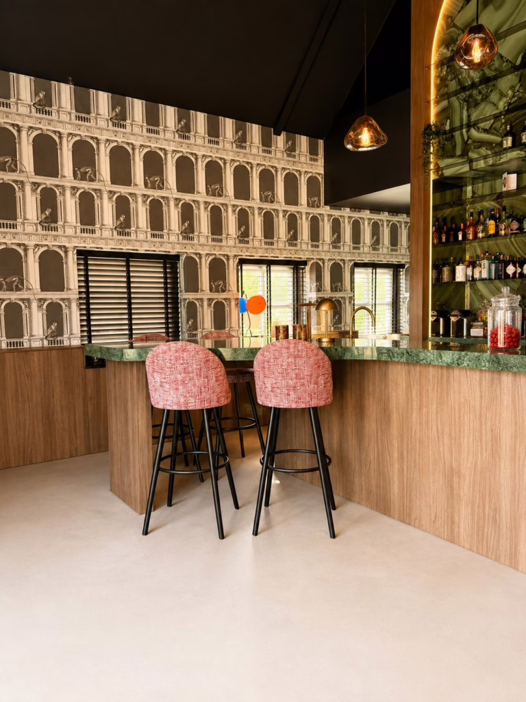 Minimal Sand gietvloer Best — moderne bar met colonna-behang en groen marmer op landgoed De Vleut.