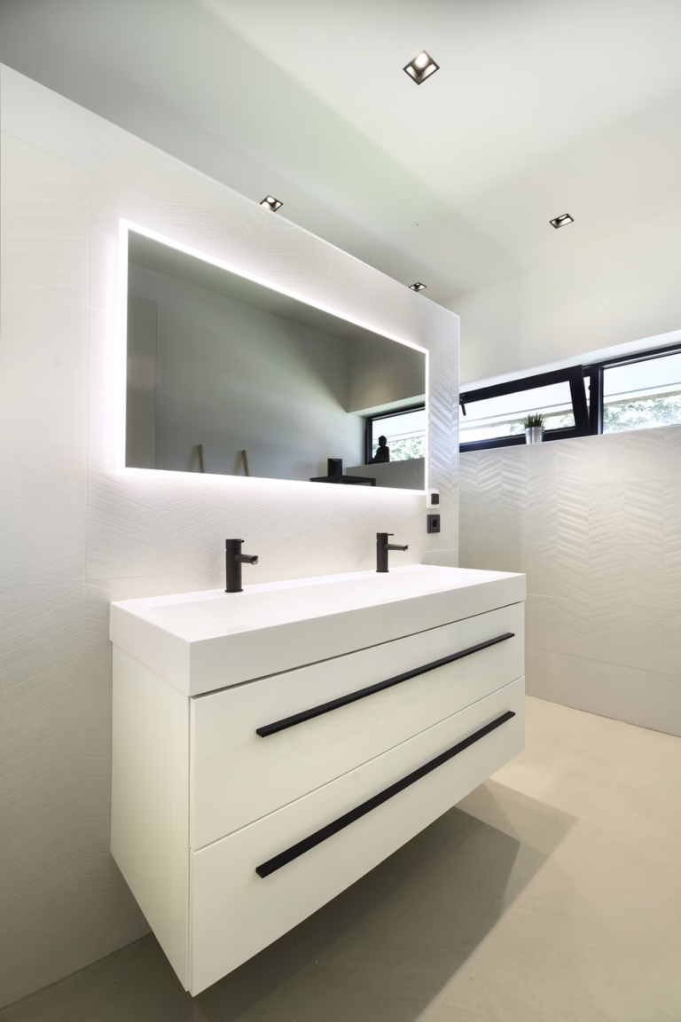 Badkamer met design woonbeton Schijf en LED-spiegel