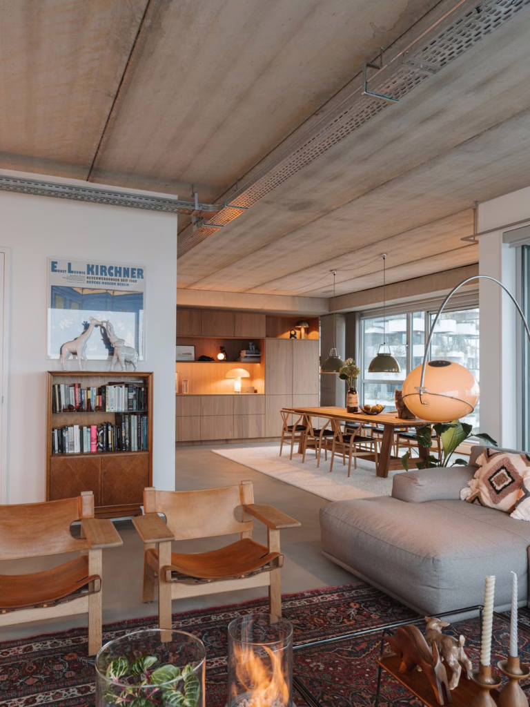 Lavasteen gietvloer Eindhoven — hal met houten garderobe-nis in de maatwerk-kastenwand.