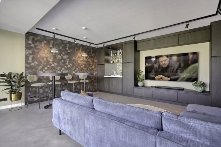 Mancave met bar en TV-hoek op Venetiaans Woonbeton — Weert