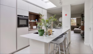 Moderne lichte keuken met lavasteen gietvloer