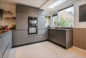 Moderne keukenaanbouw met Lavasteen Premium gietvloer in Sira — Son en Breugel