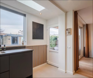 Son en Breugel Lavasteen Premium gietvloer — doorkijk keuken naar eetkamer