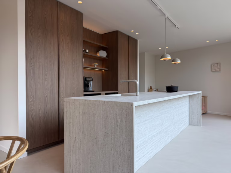 Minimal Sand kwartsiet gietvloer Wijchen — 100 m² doorlopend van keuken naar Japandi eethoek — Berkers Vloeren