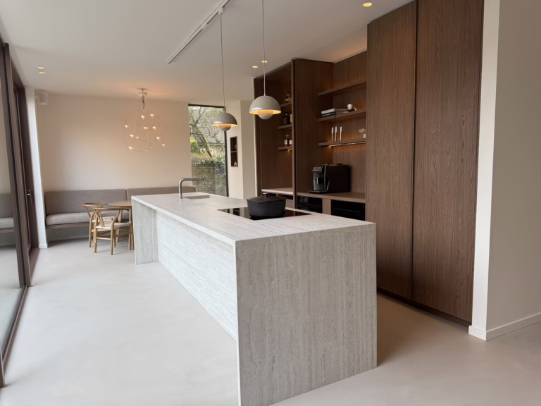 Off-white licht beige kwartsiet gietvloer Minimal Sand in Japandi leefkeuken — Wijchen