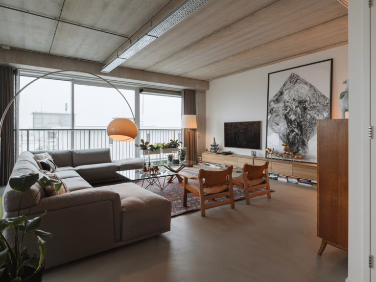 totaalbeeld van de woonkamer op de lavasteen gietvloer Eindhoven.