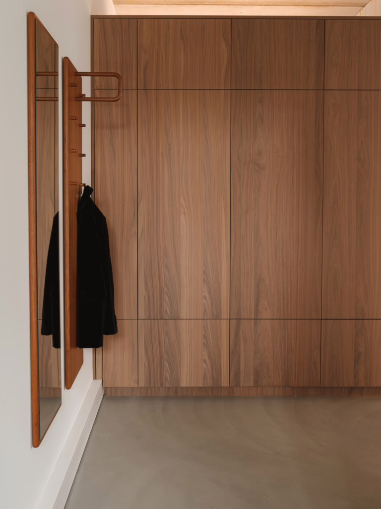 Aangrenzende slaapkamer met massieve houten toplaag