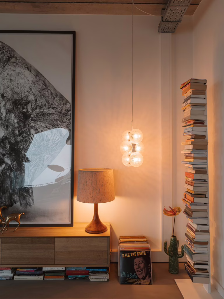 Detail boekenhoek - loft lavasteen gietvloer Eindhoven