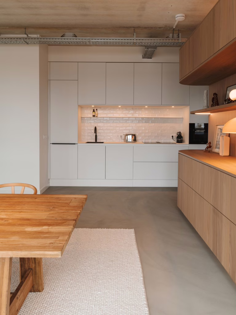 Lavasteen gietvloer Eindhoven met witte keuken en hout