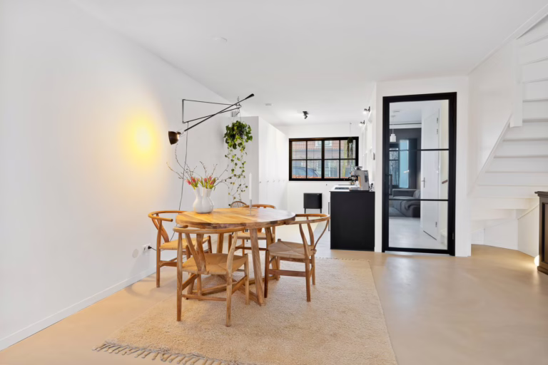 Venetiaans Woonbeton Helmond in de kleur Grigio Primavera — eetkamer met natuurlijke off-white microcement vloer