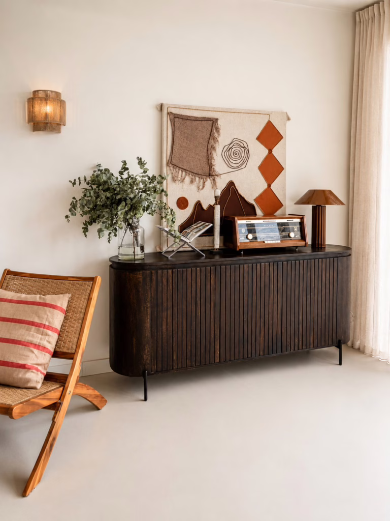 Vintage dressoir met zelfgemaakte wall-art en eucalyptus op Minimal Sand kwartsiet gietvloer — Japandi Sint-Michielsgestel