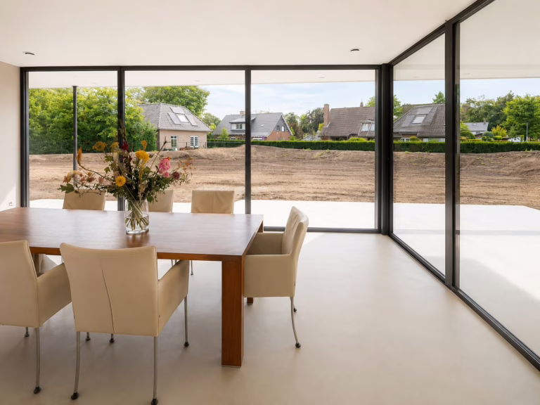 Eetkamer met glazen puien op Bio Lavasteen gietvloer Eindhoven in kleur Olivera