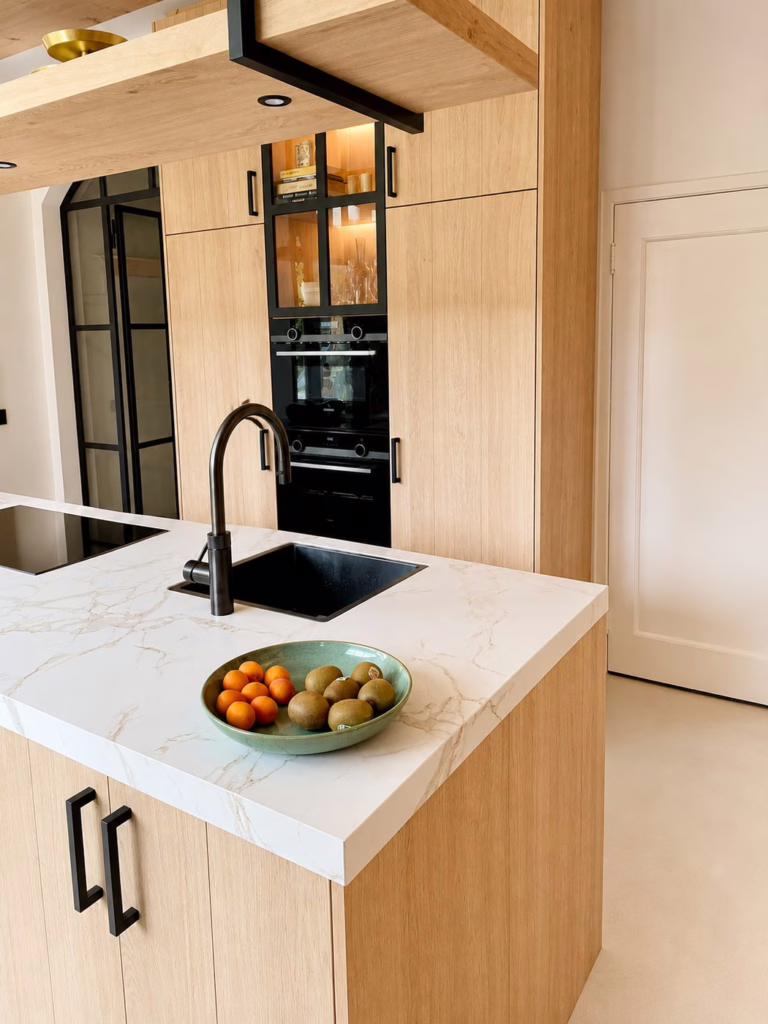 Close-up kookeiland op Minimal Sand kwartsiet gietvloer kleur Madison met natuurlijke matte structuur