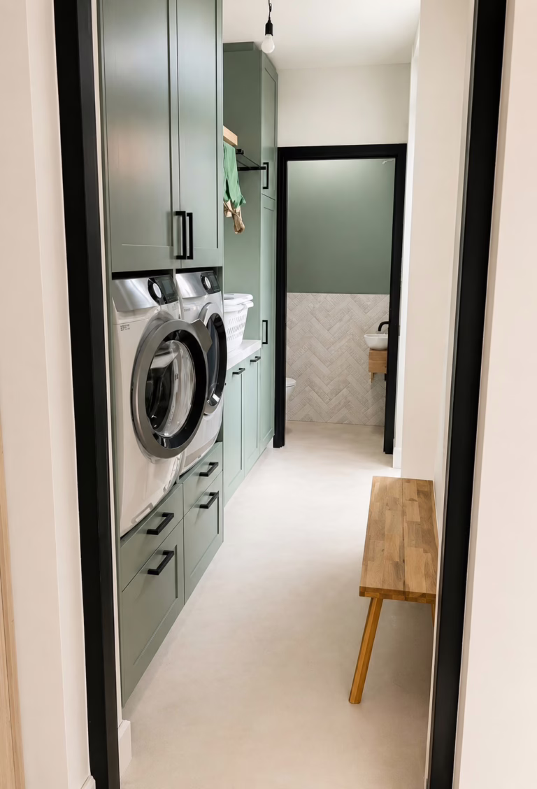 Wasruimte met Minimal Sand gietvloer kleur Madison en groene kastenwand