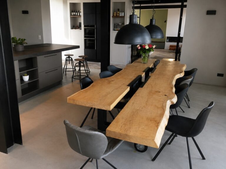Boomstamtafel op Design Woonbeton — monumentaal pand Veldhoven.