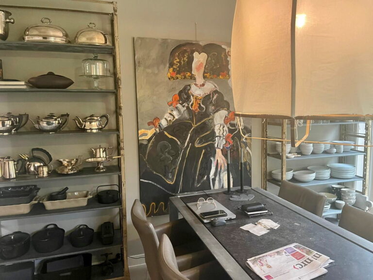 Eethoek met natuurstenen tafel en linnen hanglamp op een beige gietvloer in Zandsteen Creme