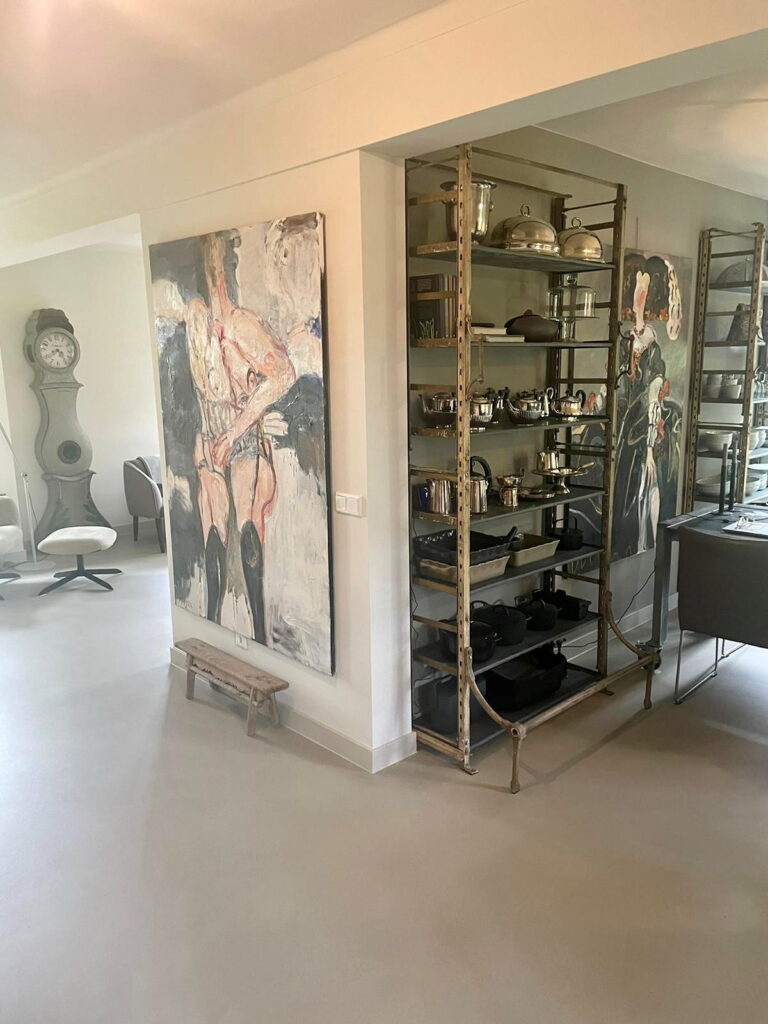 Doorkijk van de woonkamer naar de keuken over een doorlopende lavasteen gietvloer in beige