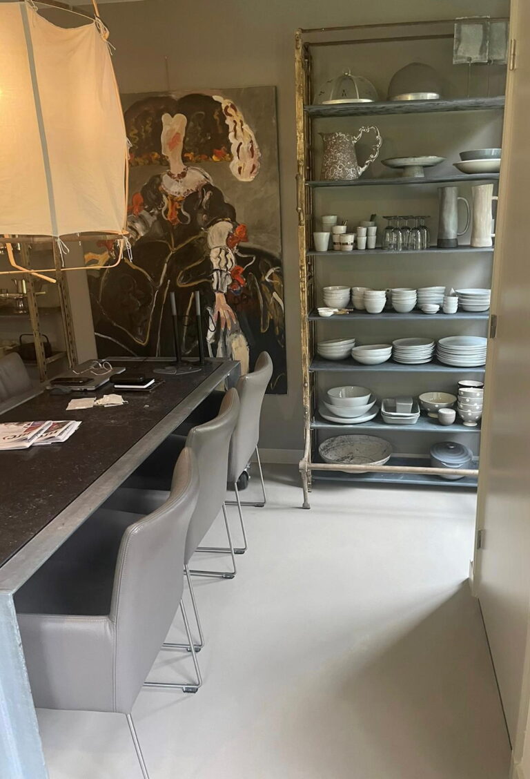 Keukeneiland met barkrukken en servieskast op een lavasteen gietvloer in Zandsteen Creme