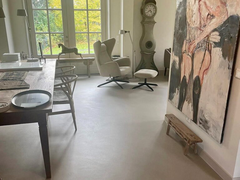 Lavasteen gietvloer Bergharen in de kleur Zandsteen Creme in een verbouwde boerderij
