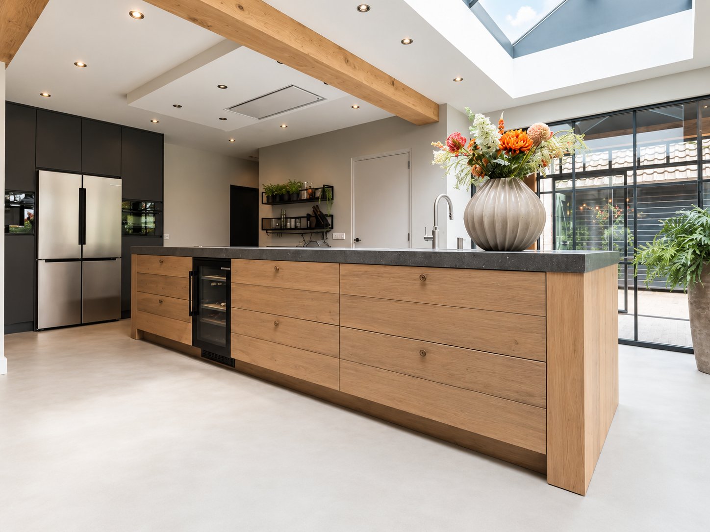 Moderne keuken met een eiken kookeiland en een naadloze Lavasteen PREMIUM gietvloer in Oirschot