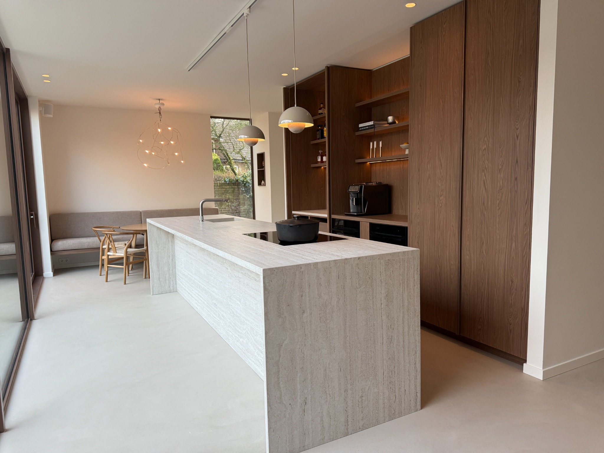 Scandinavische keuken met een naadloze Minimal Sand kwartsiet gietvloer in een zachte zandtint