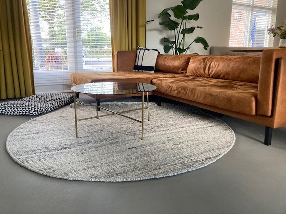 Woonkamer in Berghem met een cognac leren hoekbank op een Lavasteen PREMIUM gietvloer in de kleur Sira